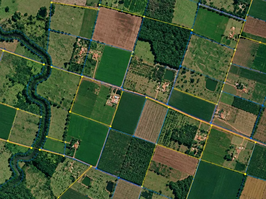 Vista aérea de propriedades rurais com grade de dados sobreposta